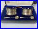 Fabulous-Set-Of-2-Antique-Silver-Salt-Cellars-Complete-With-Blue-Liners-Spoons-01-nfz