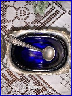Sterling silver salt cellar with salt spoons. Cobalt blue liners